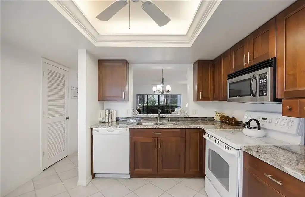 Condo kitchen before renovation - Cutting Edge Kitchen and Bath