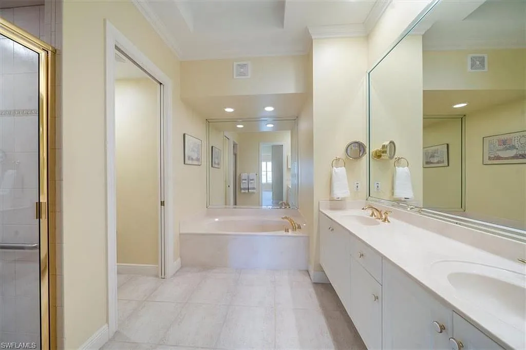 Cutting Edge Grey Oaks Bathroom Before (2)