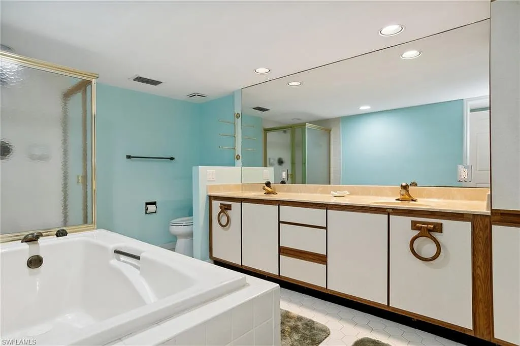 Wyndemere-Bathroom-Before Remodel by Cutting Edge
